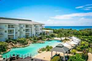 金斯克里福2BR Oceanview Penthouse @ Mantra Salt Resort by uHoliday的享有带游泳池的度假村的空中景致