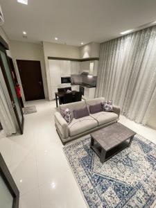 塞拉莱Hawana salalah Apartment Acacia的客厅配有沙发和桌子