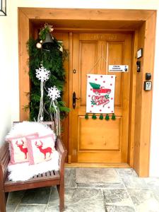 乌斯特龙Willa Donia的圣诞装饰房子的前门