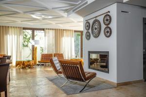 马贝拉Sierra Blanca Resort and Spa的客厅配有椅子和壁炉