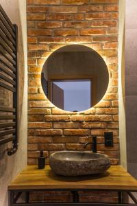 奥斯特基基格恩Rezerwat Ustrzyki Górne的一间带石制水槽和镜子的浴室