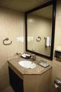 伊斯兰堡Hotel Hillview Islamabad的一间带水槽和大镜子的浴室