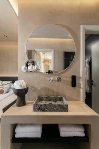 纳克索斯岛卡斯特拉基Eden Beachfront Residences & Suites的一间带水槽和镜子的浴室