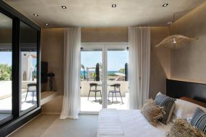 纳克索斯岛卡斯特拉基Eden Beachfront Residences & Suites的一间卧室配有一张床,享有海景