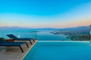 阿基欧斯尼古拉斯Majestic View Villas的享有水景的游泳池