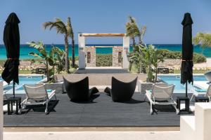 纳克索斯岛卡斯特拉基Eden Beachfront Residences & Suites的一个带椅子和游泳池的度假村