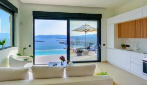 阿基欧斯尼古拉斯Majestic View Villas的带沙发的客厅,享有海景