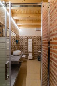 El Jaraiz de Don Marciano的一间带浴缸和水槽的浴室