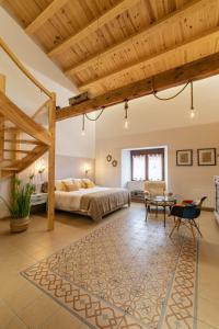 El Jaraiz de Don Marciano的一间卧室设有一张床和一间客厅。