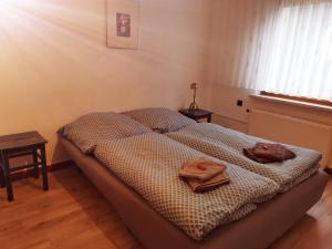 (H)Auszeit的一间卧室配有一张床,上面有两条毛巾