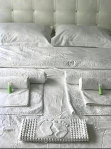 伊斯坦布尔Taksim Merkez的一张带白色床单和毛巾的床