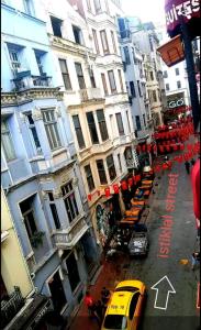 伊斯坦布尔Taksim Merkez的享有城市街道上方建筑的景致