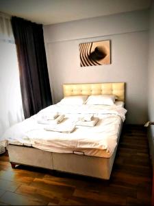 伊斯坦布尔Taksim Merkez的一间卧室配有一张带白色床单的大床