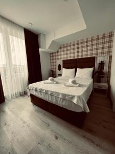 科隆Hotel Innception的一间卧室配有一张带白色床单的大床