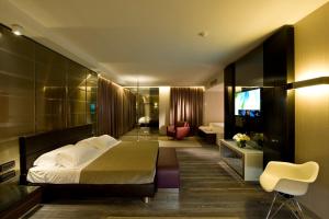 格鲁梅洛德尔蒙泰中提琴M酒店的酒店客房,配有床和电视