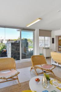 圣阿古斯丁Apartment La Maresia CB9A by VillaGranCanaria的客厅配有两把椅子和一张桌子