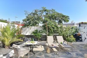 圣阿古斯丁Apartment La Maresia CB9A by VillaGranCanaria的一个带桌椅和树的庭院