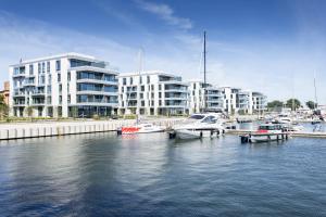 格丁尼亚Apartament Faltom Marina Gdynia的一群船停靠在港口,有建筑物