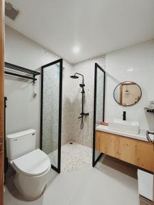 Bien HoXOM House Biển Hồ的一间带卫生间、水槽和镜子的浴室
