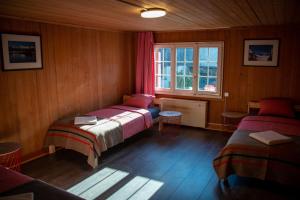 MattenUncle Eric's Chalet的一间卧室设有两张床,其中设有窗户。