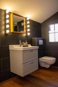 MattenUncle Eric's Chalet的一间带水槽、卫生间和镜子的浴室