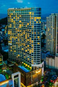 下龙湾Muong Thanh Luxury Ha Long Centre II的夜晚在城市的高楼