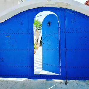 突尼斯Maison à El Omrane .的带有拱门的蓝色门
