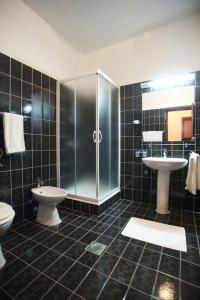 布耶Hotel Zephyr - Plovanija的浴室配有卫生间、盥洗盆和淋浴。