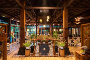 日惹Abhayagiri - Sumberwatu Heritage Resort的大房间,配有桌子和盆栽植物