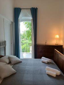 特雷维索b & b ultimo miglio的一间卧室配有一张大床和两条毛巾