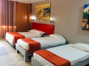 路易港Champ de Mars B&B的一间酒店客房内设有三张床的房间