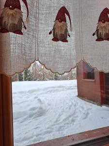 法尔西德La Casa degli Gnomi的窗帘上设有桑塔克劳斯装饰的窗户