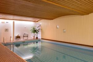 ReichelsheimLandhotel Lortz的大型客房的大型游泳池