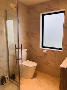 奥克兰Modern & Luxurious Home 2的一间带卫生间和窗户的浴室
