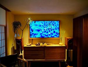 鹿儿岛萌蘖　露天風呂とサウナがある現代の湯治場的客厅设有壁挂式大电视