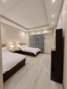 开罗M Residence New Cairo - Families only的酒店客房设有两张床和窗户。