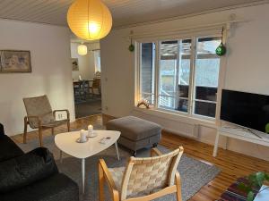 韦姆德Cosy house in the archipelago的客厅配有沙发和桌子