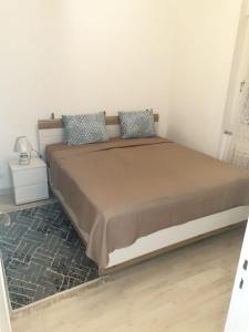圣路易LOVE Appartement partagé avec le proprietaire的一间卧室配有一张大床和两个枕头