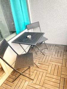 杜塞尔多夫Apartment nähe Flughafen DUS的地板上的房间的桌椅