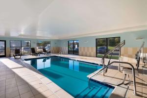 萨福克萨福克 - 切萨皮克康福特茵套房酒店的蓝色水和窗户的酒店游泳池