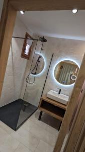旺德尔港Intense Boutik-Hôtel的一间带水槽和镜子的浴室