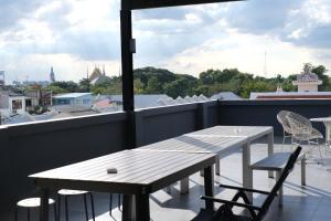 曼谷伊萨拉旅舍的美景阳台配有桌椅