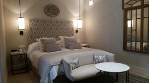 塞维利亚科拉尔精品酒店 - 德尔雷伊的一间卧室配有一张大床和一张沙发