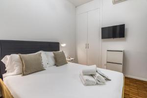 米兰BePlace Apartments in Isola的卧室配有白色床和平面电视