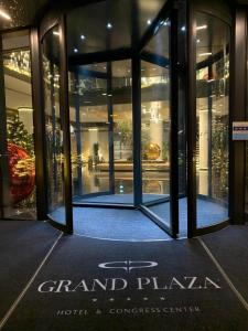 卢布尔雅那Grand Plaza Hotel & Congress Center的一座建筑的前门,上面有大广场的字眼