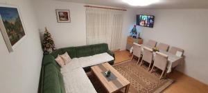 福查Vikendica Jovanovic的客厅配有绿色沙发和桌子