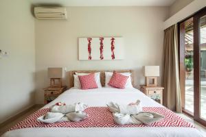 孟威Villa Pascaline的一间卧室,床上放着两只动物