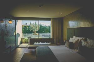 圣托·蒂尔索Quinta de Silvalde的一间卧室设有一张床和一个大窗户