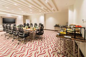 阿古拉耶特Best Western Plus Al Qurayyat City Center的一间会议室,配有长桌子和椅子