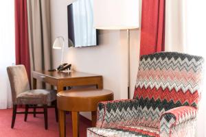 汉堡贝斯特韦斯特酒店圣·拉斐尔店的酒店客房配有书桌、椅子和桌子。